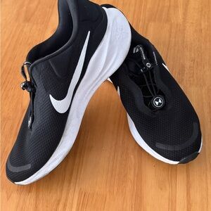 Nike Men's Black and White Athletic Shoes